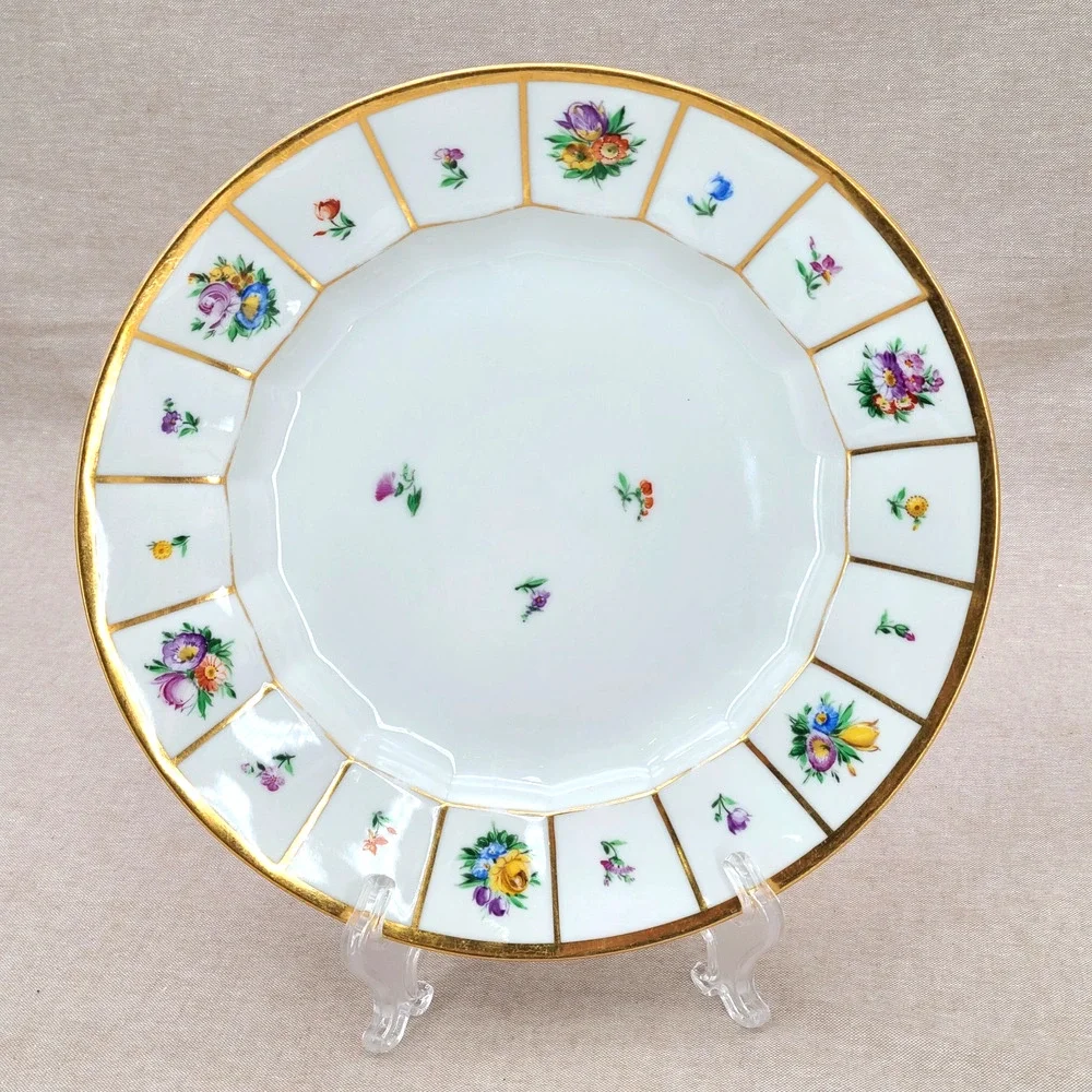 One (1) Royal Copenhagen 'Henriette' 10.25 Inch Dinner Plate #444-8549 READ